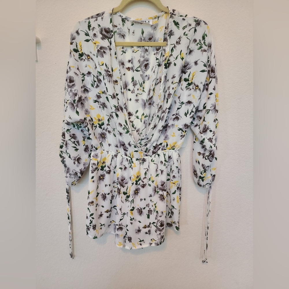 NWT AUDREY 3+1 Floral Romper w/ Bubble Sleeves - S
